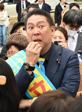 　支援者らの前で熱弁をふるう立花孝志氏（撮影・高部洋祐）