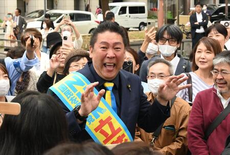 　支援者らの前で熱弁をふるう立花孝志氏（撮影・高部洋祐）