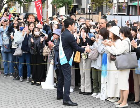 　集まった支援者らと握手を交わす斎藤元彦氏（撮影・高部洋祐）