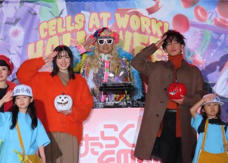 　イベントに出席した（後列左から）永野芽郁、ＤＪ　ＫＯＯ、佐藤健＝東京・渋谷