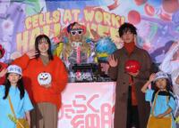 　イベントに出席した（後列左から）永野芽郁、ＤＪ　ＫＯＯ、佐藤健＝東京・渋谷