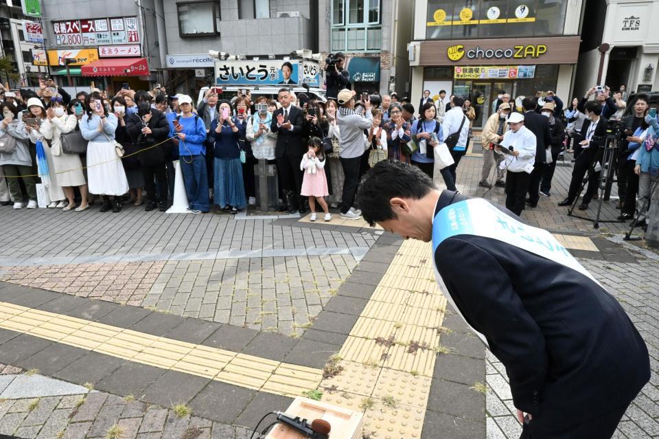 　集まった人々に頭を下げる斎藤元彦氏（撮影・高部洋祐）