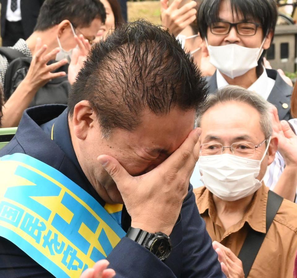 　支援者からの激励の言葉を受け、涙する立花孝志氏（撮影・高部洋祐）