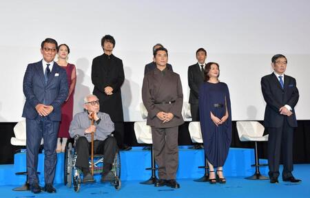 登壇した（前列左から）中井貴一、倉本聰、本木雅弘、小泉今日子、石坂浩二、（後列同）菅野恵、仲村トオル、佐野史郎、若松節朗監督（撮影・持木克友）