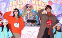 　イベントに出席した（後列左から）永野芽郁、ＤＪ　ＫＯＯ、佐藤健