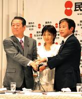 　民主党の小沢幹事長（左）らと会見を行った岡部まり（中央）＝２０１０年４月