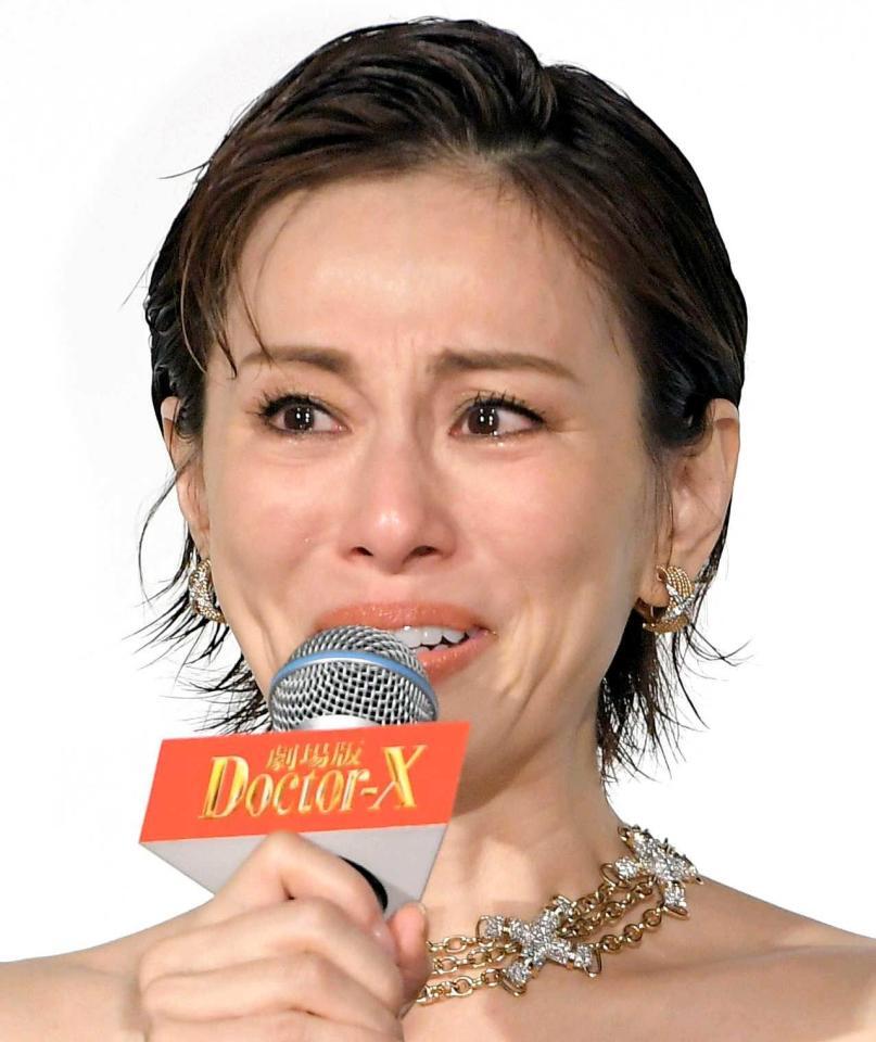 　客席から声援を受け涙ぐむ米倉涼子（撮影・佐藤厚）