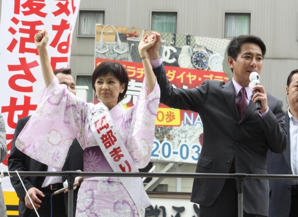 　演説中に投石を受けた前原国交相（右）と岡部まり候補＝２０１０年７月