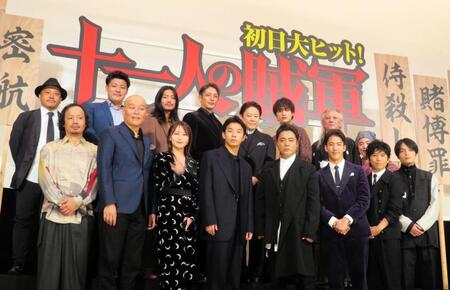 　舞台あいさつした（前列左から）松浦祐也、千原せいじ、鞘師里保、仲野太賀、山田孝之、尾上右近、佐久本宝、岡山天音（後列左から）白石和彌監督、小柳亮太、野村周平、玉木宏、阿部サダヲ、一ノ瀬颯、本山力、ゆりやんレトリィバァ