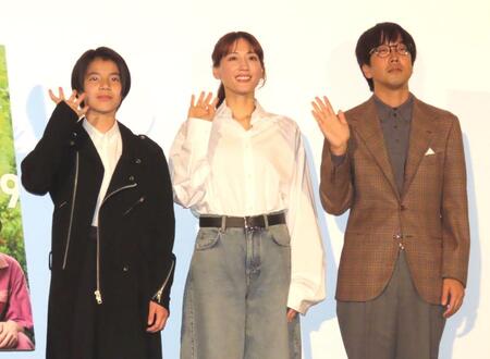 　舞台あいさつに出席した（左から）大沢一菜、綾瀬はるか、森井勇佑監督