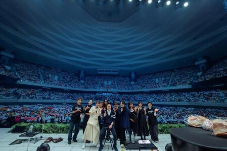 　日本武道館公演のラストでゲストの小田和正やサポートメンバーとともに写真撮影するいきものがかり（撮影・岸田哲平／ＴＥＰＰＥＩ　ＫＩＳＨＩＤＡ）