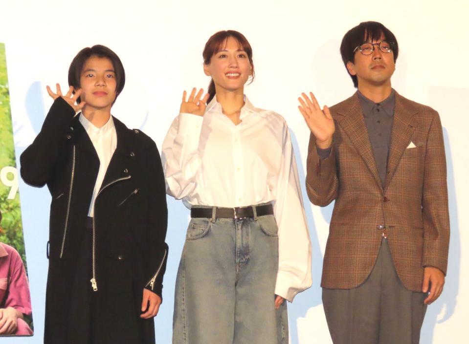 　舞台あいさつに出席した（左から）大沢一菜、綾瀬はるか、森井勇佑監督