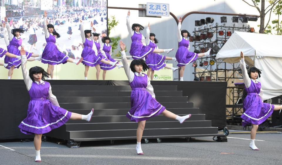 　熱演するアバンギャルディ（撮影・高部洋祐）