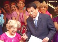 　シニア世代のダンス大会「ＦＩＤＡ　ＧＯＬＤ　ＣＵＰ　２０２４」参加者に語りかける杉良太郎