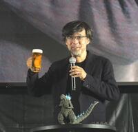 　ビール片手に乾杯の音頭をとる山崎貴氏