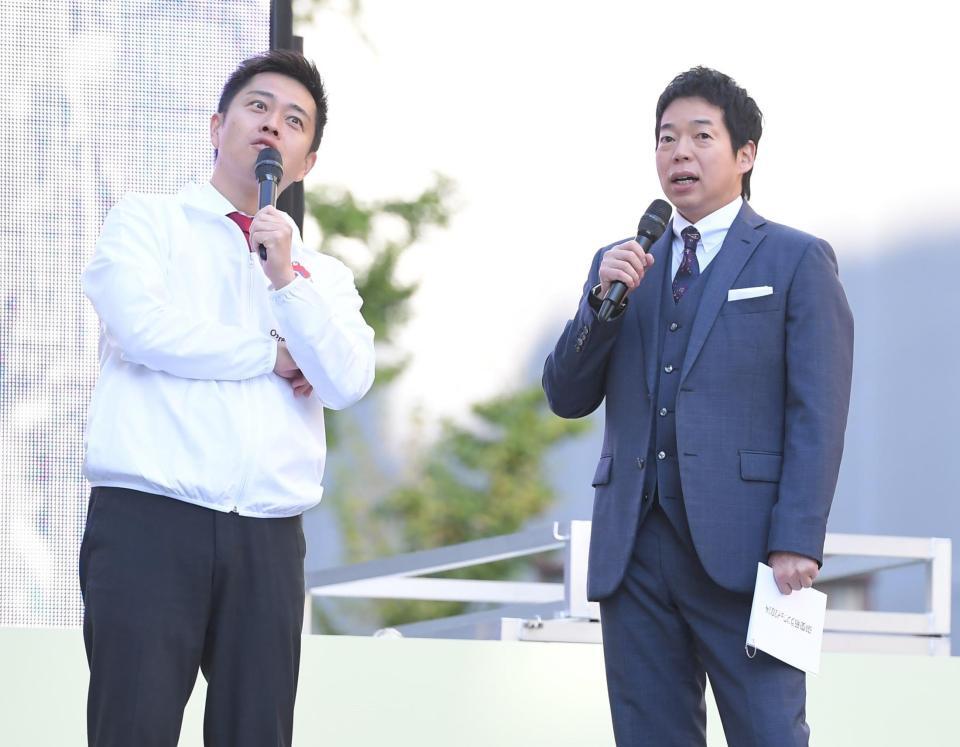 　会場を盛り上げる大阪府・吉村洋文知事（左）と今田耕司（撮影・高部洋祐）