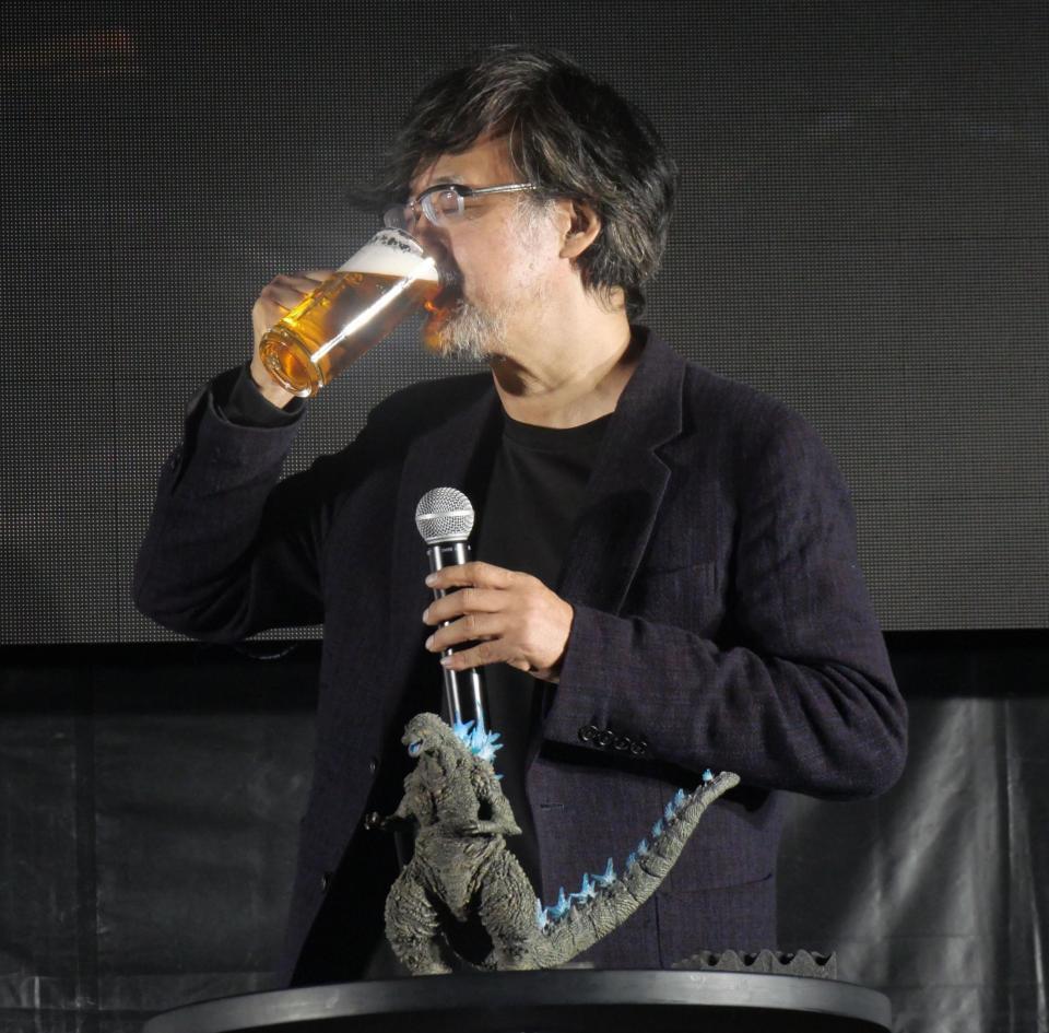 　ビールを飲む山崎貴氏