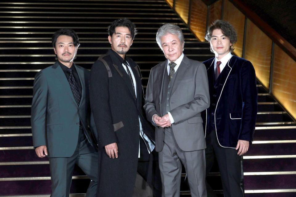 　「レ・ミゼラブル」に出演した（左から）飯田洋輔、吉原光夫、鹿賀丈史、佐藤隆紀