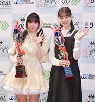 　グランプリに輝きトロフィーを手に笑顔の梅田くるみさん（左）と舘伶奈さん（撮影・開出牧）