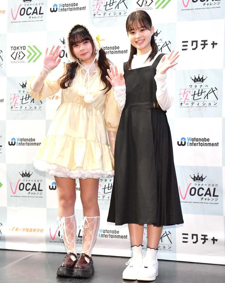 　グランプリに輝き笑顔の梅田くるみさん（左）と舘伶奈さん（撮影・開出牧）