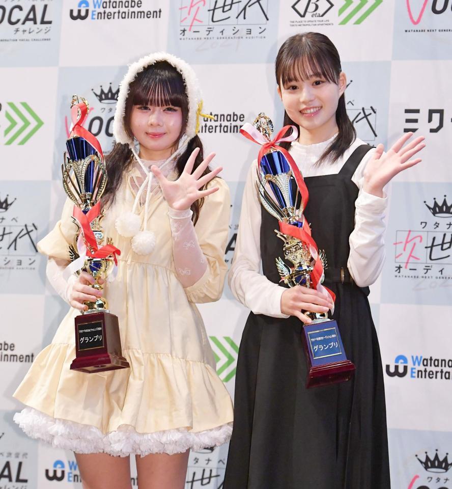 　グランプリに輝きトロフィーを手に笑顔の梅田くるみさん（左）と舘伶奈さん（撮影・開出牧）