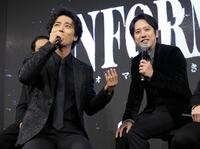 　出演時のエピソードを話す桐谷健太（左）と二宮和也（撮影・西岡正）