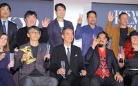 　東京グランプリを獲得し、笑顔を見せる（前列左２人目から）吉田大八監督、長塚京三（撮影・吉澤敬太）