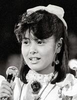 ８０年代に人気アイドルとして活躍する芳本美代子