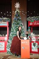 　クリスマスツリーを点灯しほほえむ堀田茜（撮影・開出牧）