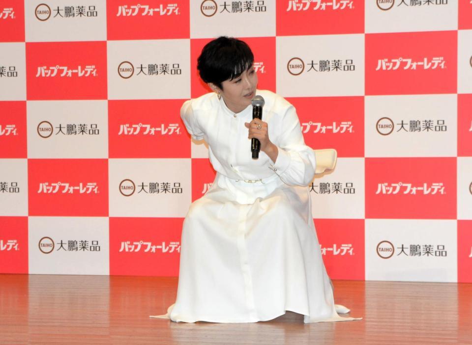 　「バップフォーレディ」の新ＣＭ発表会に登場し、スクワットを見せる有働由美子