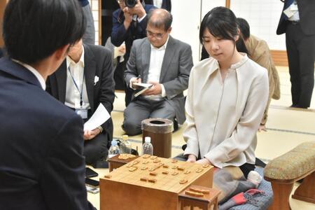 　対局を終えて盤面を見つめる西山朋佳女流三冠