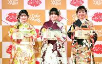 今年１月、成人式イベントに登場した（左から）小林星蘭、鈴木梨央、谷花音