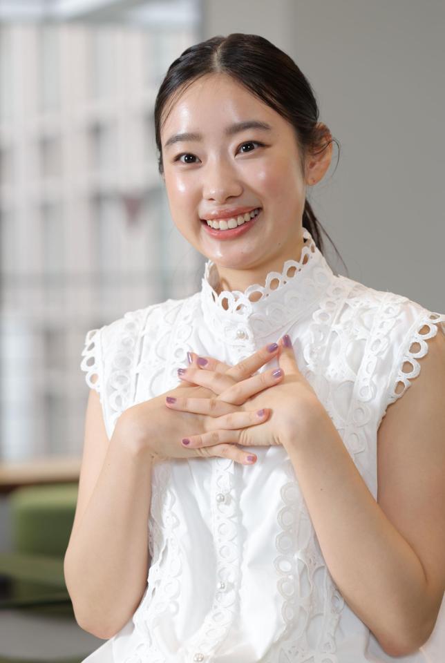 　笑顔で質問に答える倉沢杏奈（撮影・西岡正）