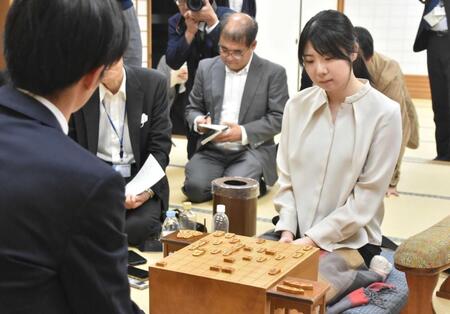 　対局を終え、盤面を見つめる西山朋佳女流三冠（右）