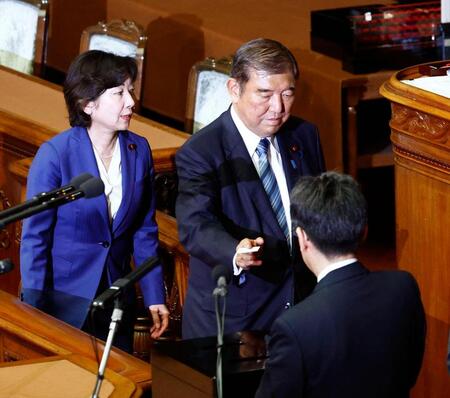 衆院本会議の首相指名選挙で投票する自民党総裁の石破茂首相（中央）