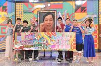 ポーズを決めるフジテレビ・小室瑛莉子アナウンサー（左端）ら＝２０２４年７月