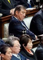 　首相指名選挙の１回目の投票時に自席で目をつぶる石破茂首相