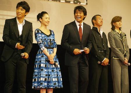 　完成試写会に登壇する内田有紀（右橋）ら＝２０１０年６月