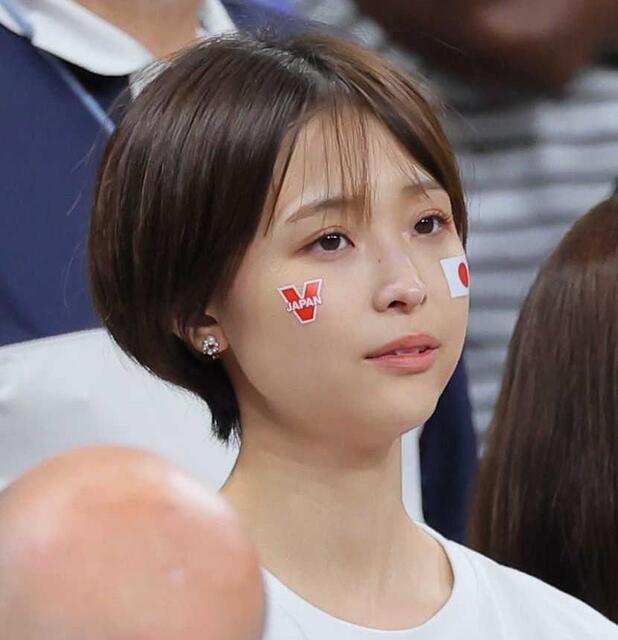 元フジ渡邊渚アナ CELINEバッグに映える「秋色」ネイル披露 PTSD公表