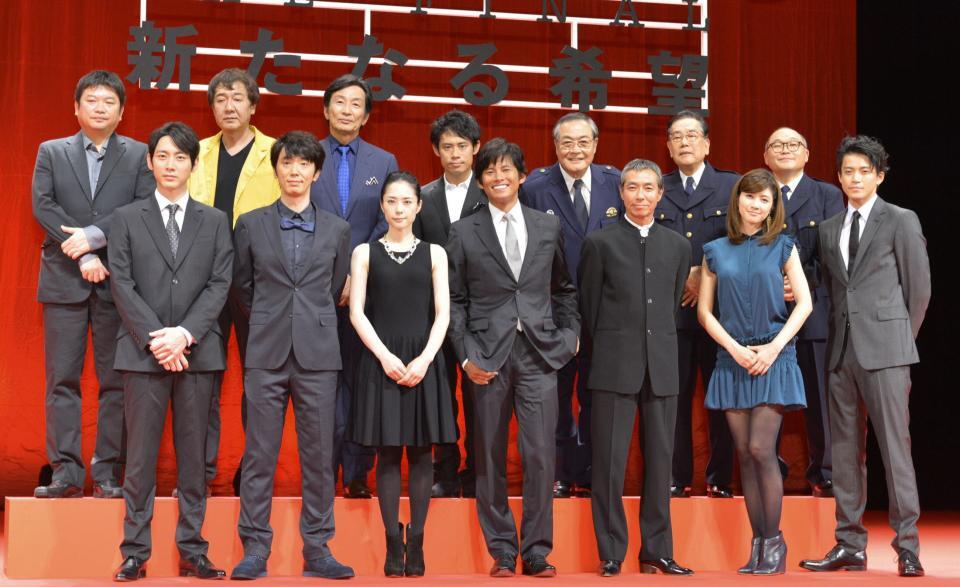 　完成披露試写会に登場した内田有紀（前列右から２人目）ら＝２０１２年８月