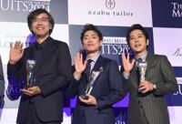 　「ＳＵＩＴＳ　ＯＦ　ＴＨＥ　ＹＥＡＲ　２０２４」に出席した（左から）山崎貴監督、高橋大輔氏、二宮和也（撮影・佐々木彰尚）