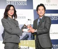 　「ＳＵＩＴＳ　ＯＦ　ＴＨＥ　ＹＥＡＲ　２０２４」のアート＆カルチャー部門を受賞した二宮和也（右）＝撮影・佐々木彰尚