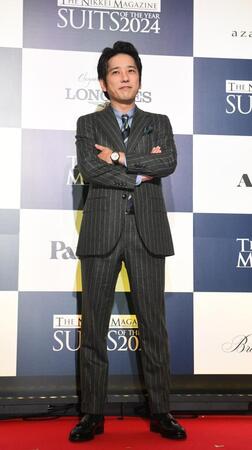 　「ＳＵＩＴＳ　ＯＦ　ＴＨＥ　ＹＥＡＲ　２０２４」のアート＆カルチャー部門を受賞した二宮和也（撮影・佐々木彰尚）