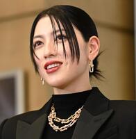 　ティファニーのジュエリーを身につけ笑顔の三吉彩花（撮影・棚橋慶太）