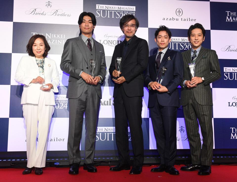 　「ＳＵＩＴＳ　ＯＦ　ＴＨＥ　ＹＥＡＲ　２０２４」の各部門を受賞した（左から）高野由美子氏、須藤海氏、山崎貴監督、高橋大輔氏、二宮和也（撮影・佐々木彰尚）