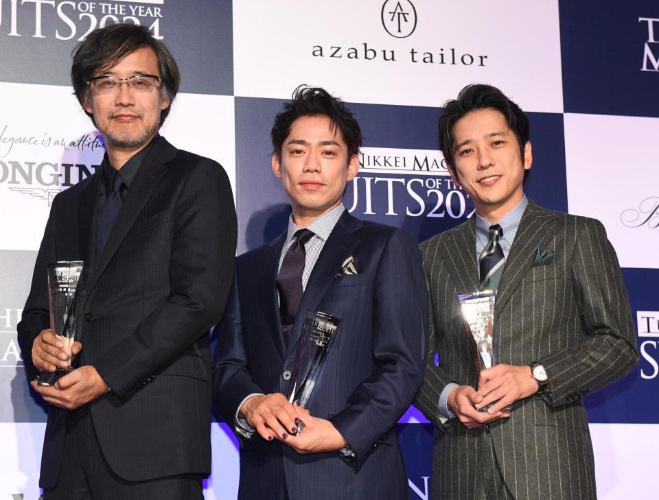 　「ＳＵＩＴＳ　ＯＦ　ＴＨＥ　ＹＥＡＲ　２０２４」に出席した（左から）山崎貴監督、高橋大輔氏、二宮和也（撮影・佐々木彰尚）