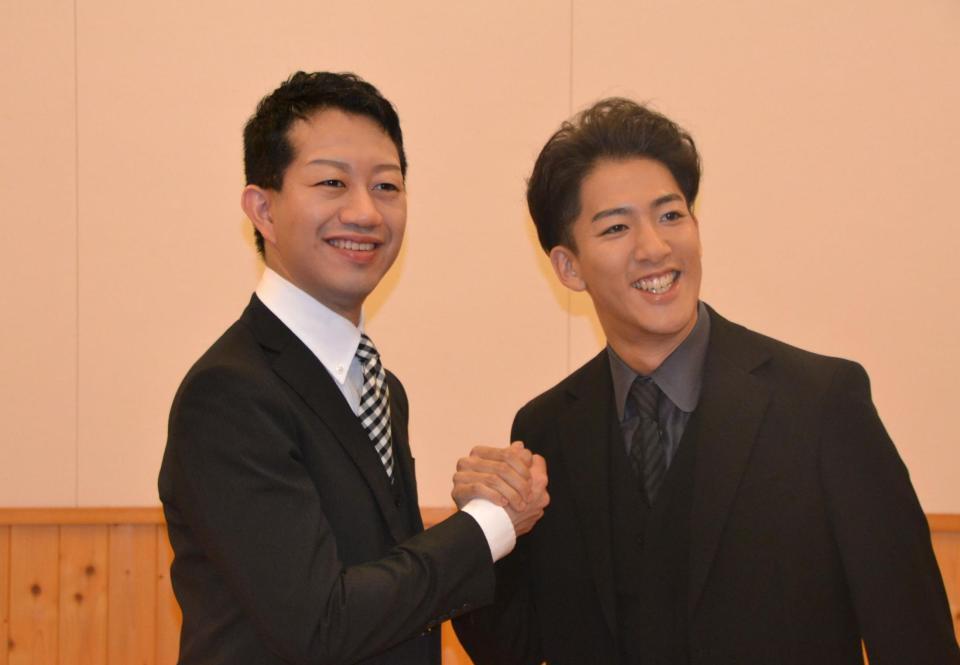 「　壽初春大歌舞伎」の取材会に登場した尾上右近（右）と中村壱太郎