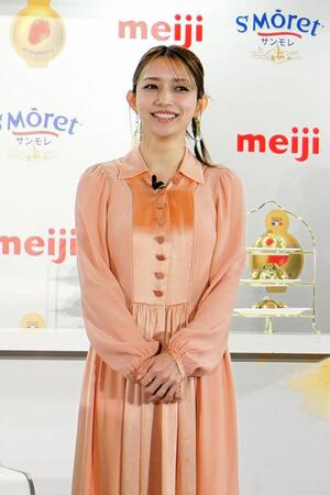 淡いピンクのワンピースでイベントに登壇した後藤真希