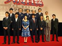 　「踊る大捜査線　ＴＨＥ　ＭＯＶＩＥ３」完成披露で。前列右から２人目が内田有紀＝２０１０年６月