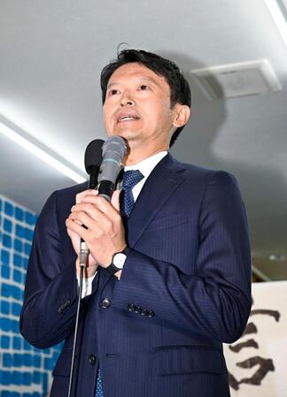 　知事失職に伴う兵庫県知事選で再選を決め、あいさつする斎藤元彦氏